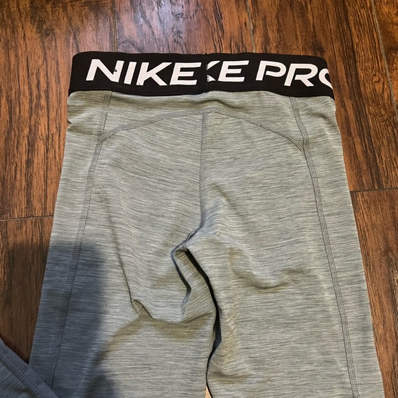 Nike Pro Mesh-Paneled Leggings - Picture 9 of 14